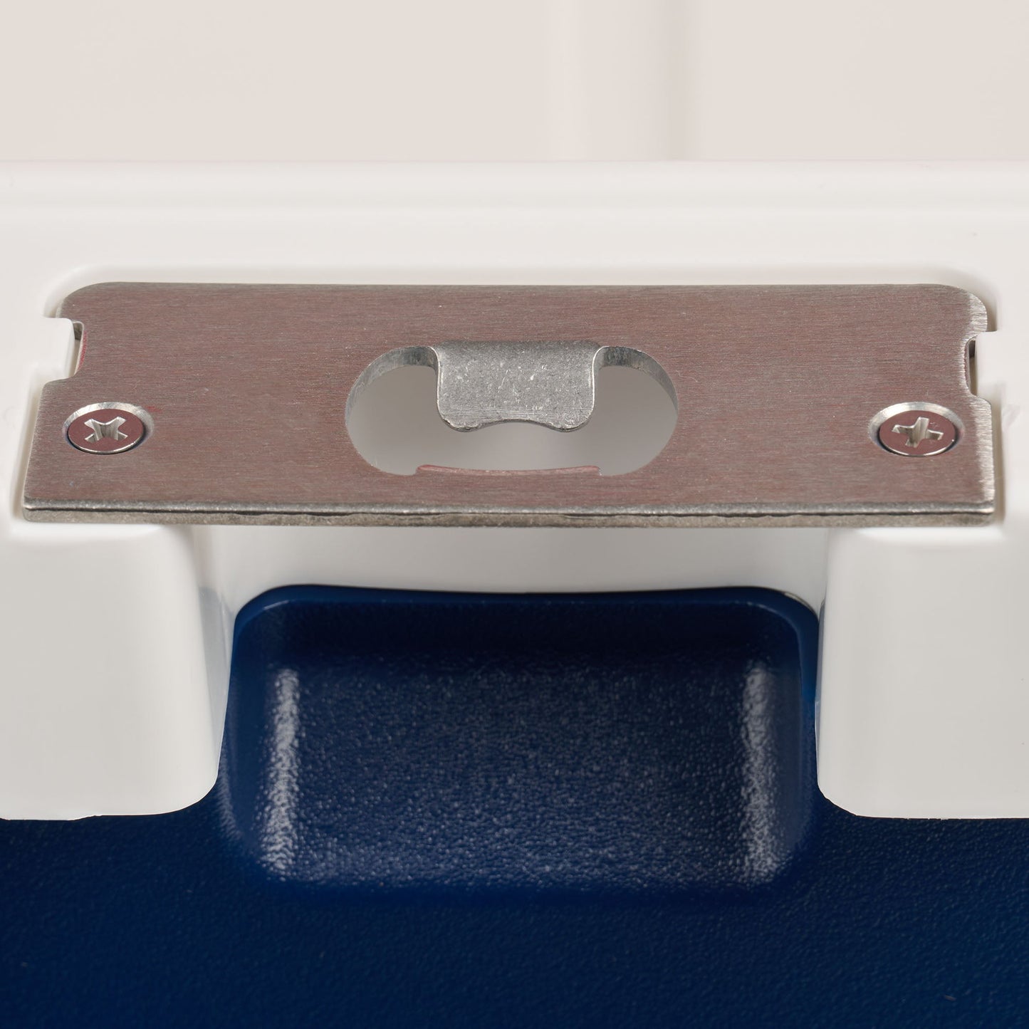 trailmate-75-qt-roller-cooler-u0 00035111-BO.jpg
