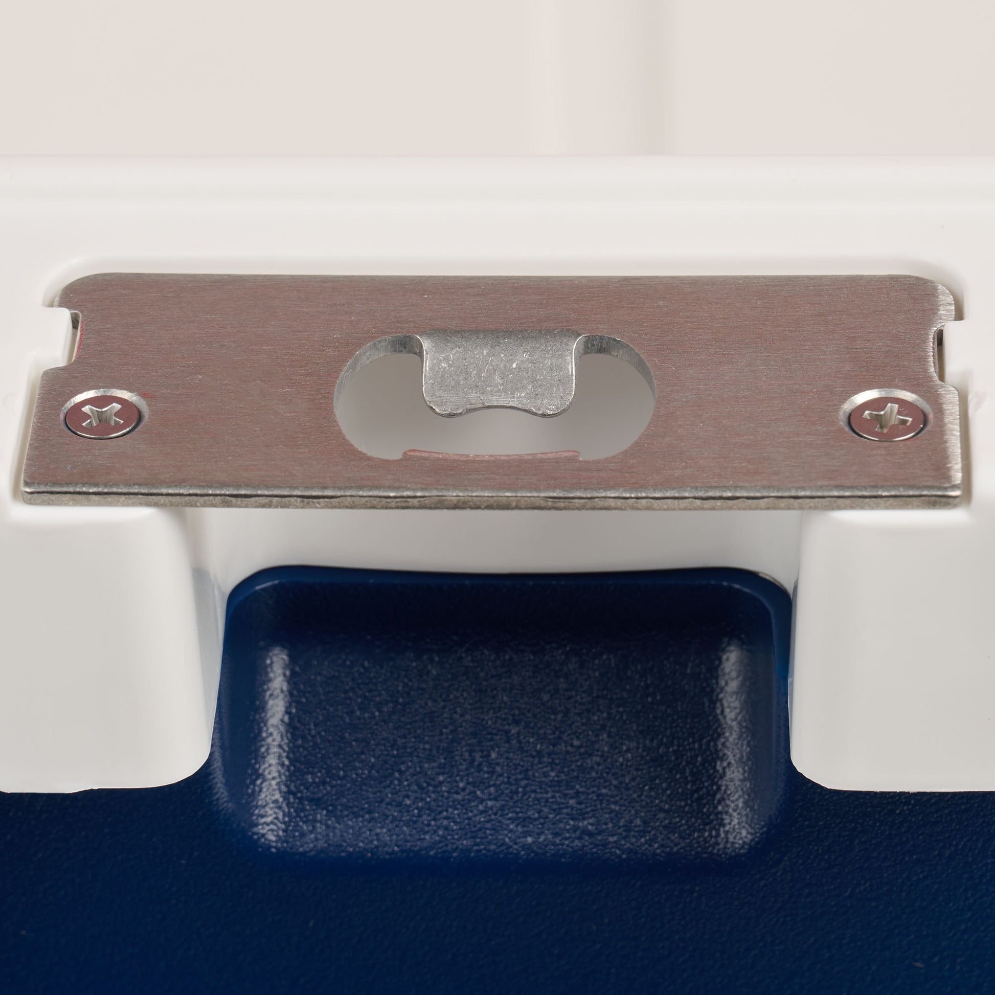 trailmate-75-qt-roller-cooler-u0 00035111-BO.jpg